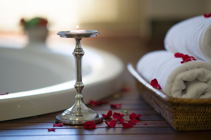 Foto gratuito bagno romantico con candele decorative e da bagno