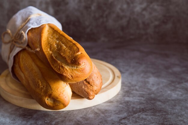 Baguette appena fatta sul tavolo