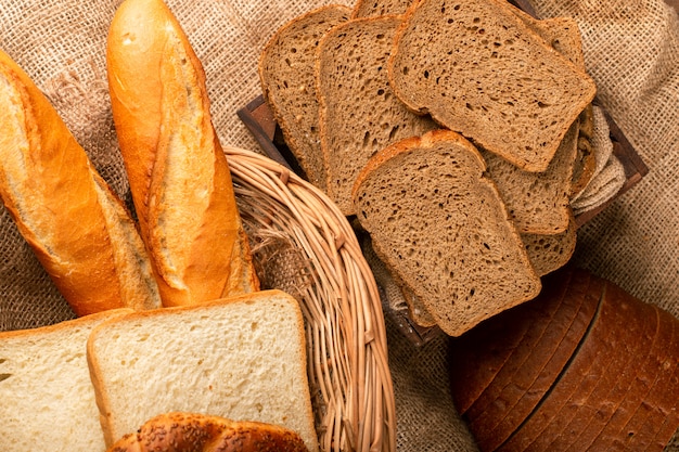 Baguette con le fette di merce nel carrello del pane bianco e marrone