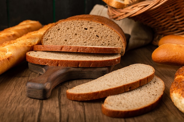 Baguette con le fette di merce nel carrello del pane bianco e marrone