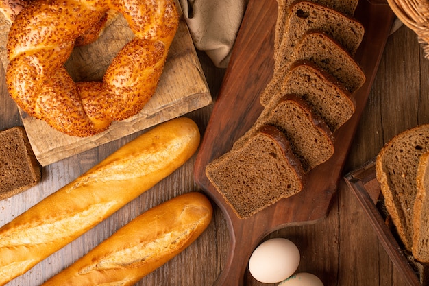 Baguette francese con bagel turchi e fette di pane