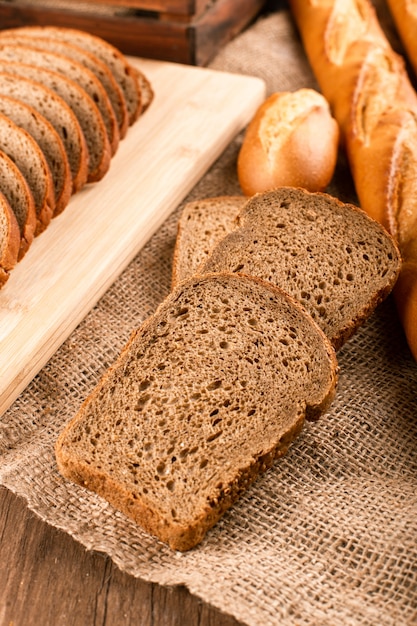 Baguette francese con bagel turchi e fette di pane