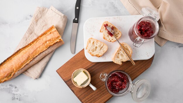 Baguette francese vista dall'alto con marmellata di frutti di bosco