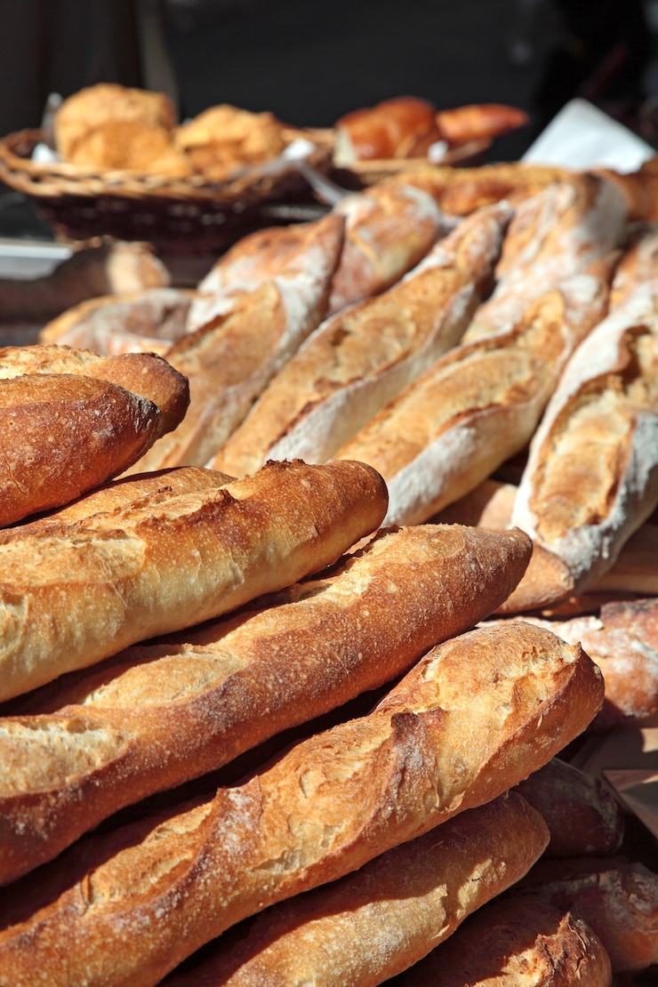 Foto gratuito baguettes al mercato in francia