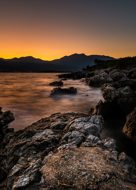 Baia di Kotor con montagne in lontananza al tramonto in Montenegro