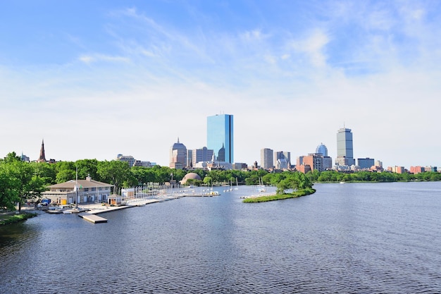 Baia sul retro di Boston con barca a vela e skyline della città dell'edificio urbano al mattino.