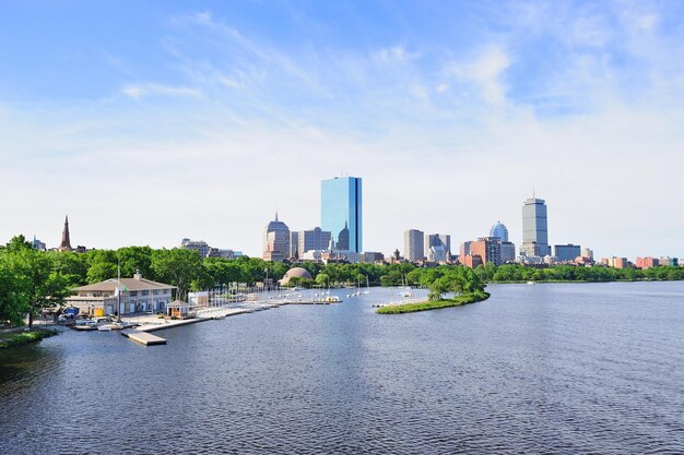 Baia sul retro di Boston con barca a vela e skyline della città dell'edificio urbano al mattino.