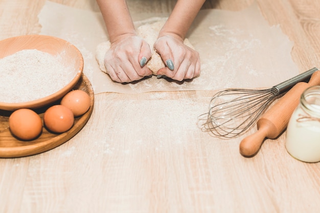 Baker che impasta la pasta deliziosa