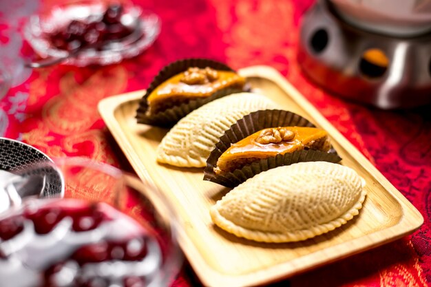 Baklava e shekerbour tradizionali dei dolci azeri di vista laterale