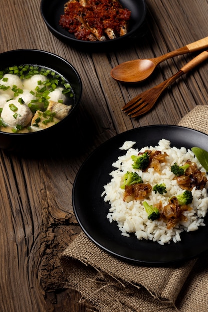 Bakso indonesiano delizioso ad alto angolo