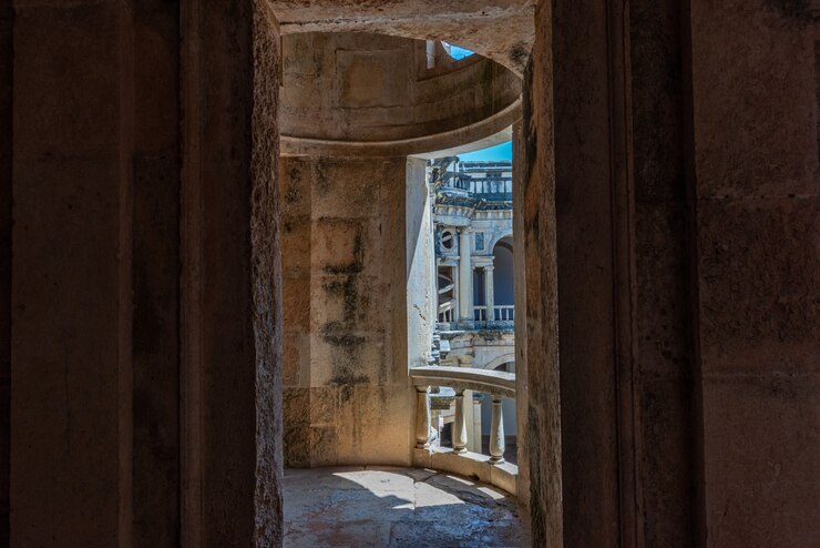 Foto gratuito balcone in rovina nel convento di cristo sotto la luce del sole a tomar in portogallo