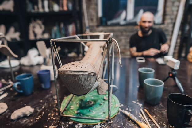 Balena di argilla su un supporto in un laboratorio di ceramica