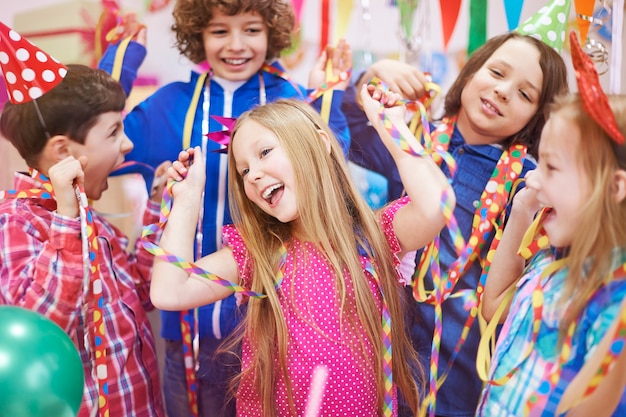 Ballando con gli amici alla festa di compleanno