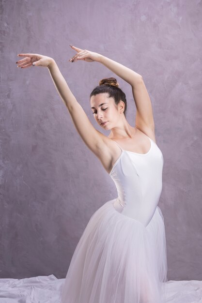 Ballerina a colpo medio con braccia fluttuanti