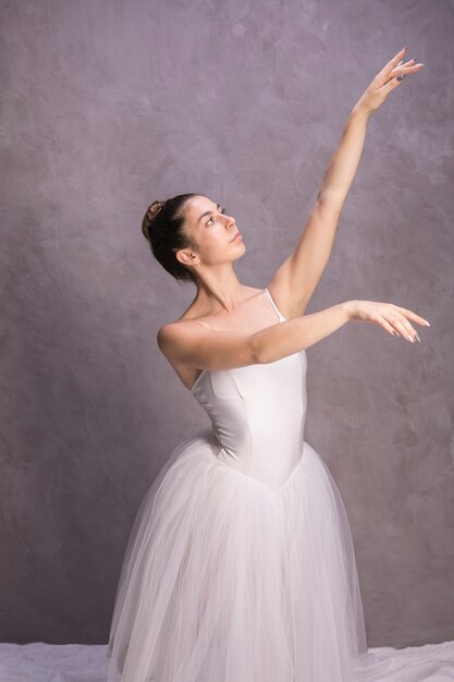Ballerina del colpo medio che osserva via