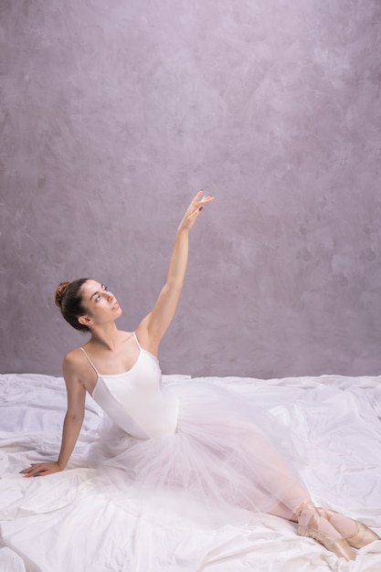 Ballerina dell&#39;angolo alto che osserva via