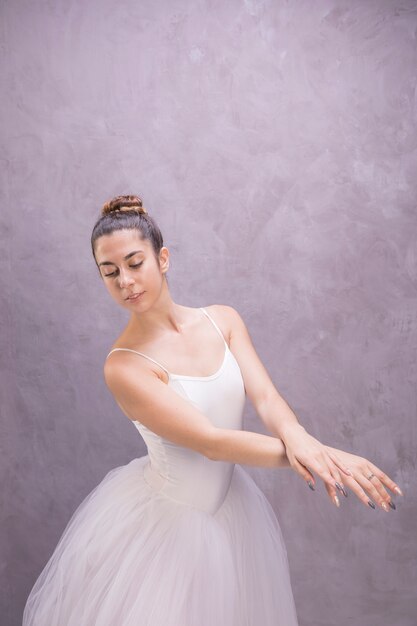 Ballerina di colpo medio che osserva giù