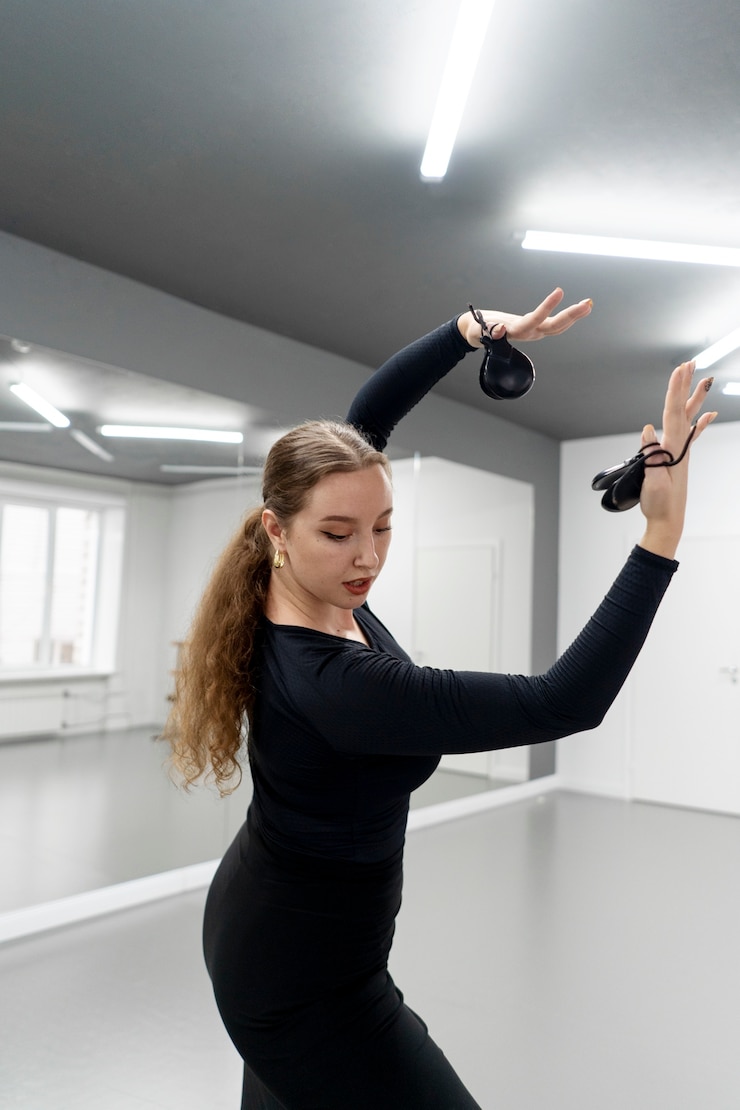 Foto gratuito ballerina di flamenco in studio