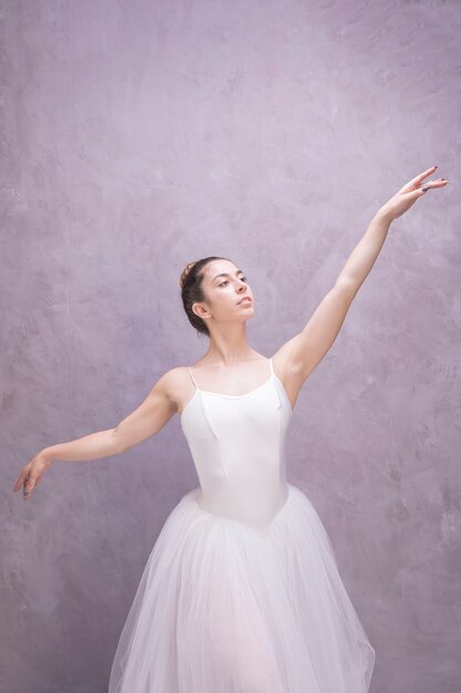 Ballerina di vista frontale con lo sfondo dello stucco