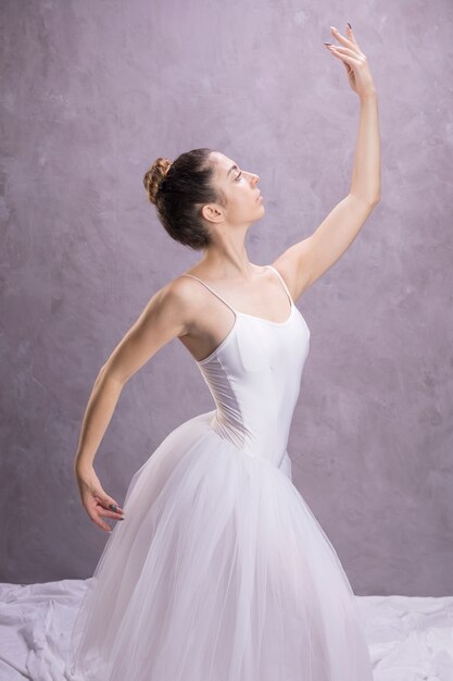 Ballerina di vista laterale che è sicura