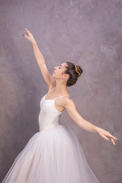 Ballerina di vista laterale con le braccia aperte
