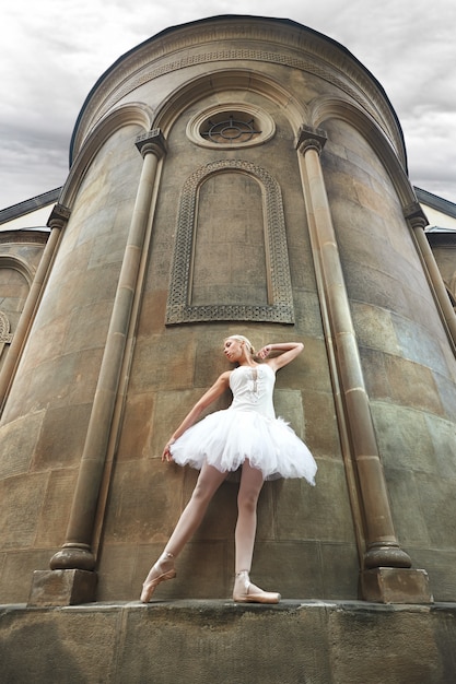 Ballerina esibendosi vicino a un vecchio castello