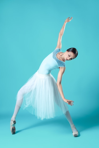 Ballerina in abito bianco in posa sulle dita dei piedi