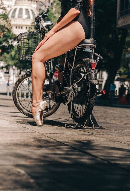 Ballerina in bicicletta in città