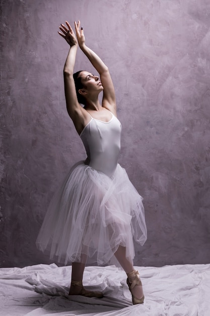 Ballerina in piena foto che posa con grazia