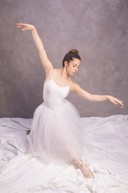 Ballerina vista frontale a braccia aperte