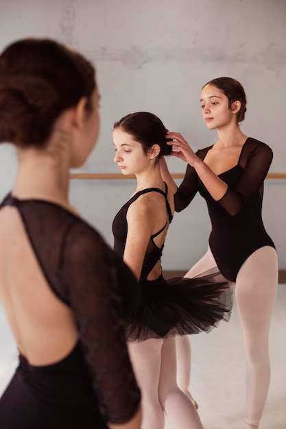 Ballerine che si preparano insieme per una performance