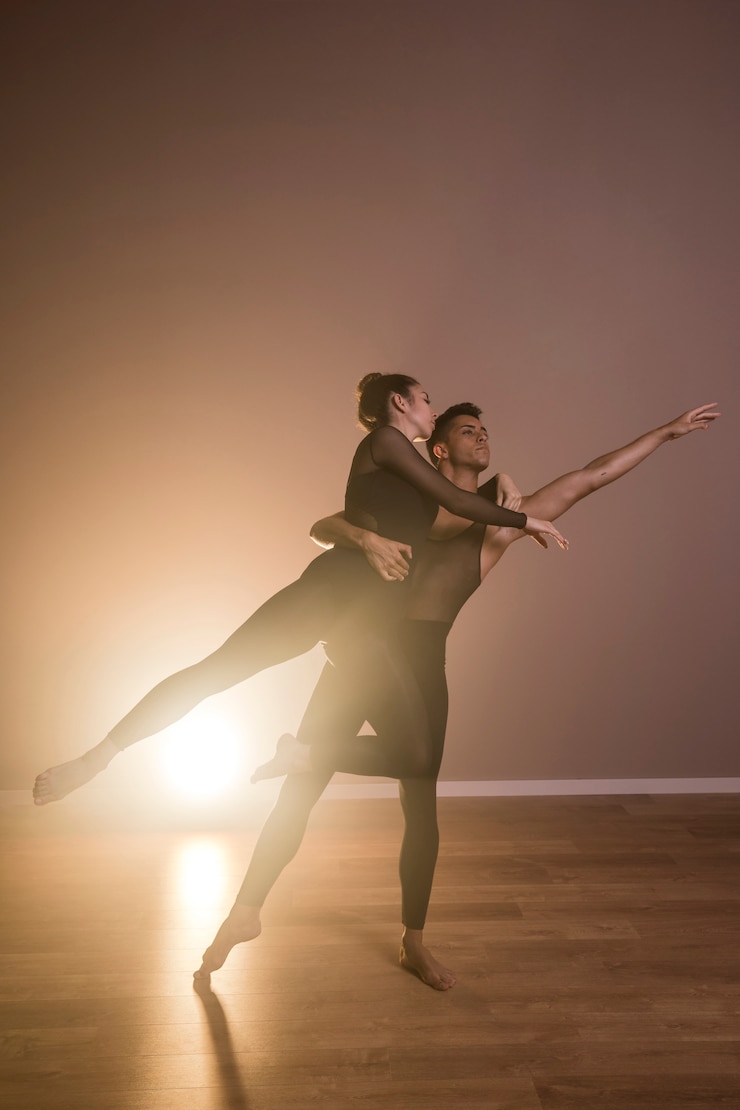 Foto gratuito ballerini di vista frontale esibirsi