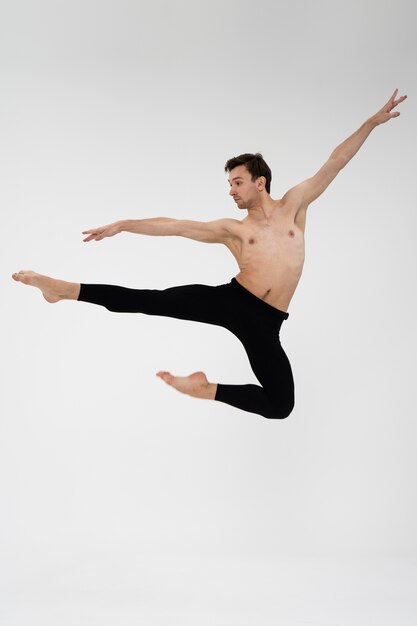 Ballerino a tutto campo che salta in studio