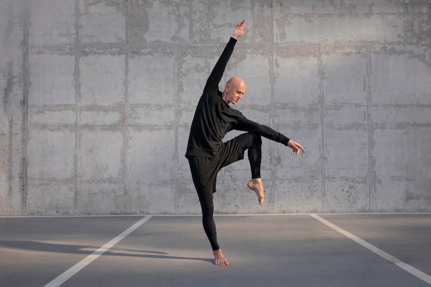 Ballerino che fa arte performativa elegante