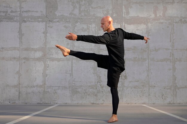 Ballerino che fa arte performativa elegante