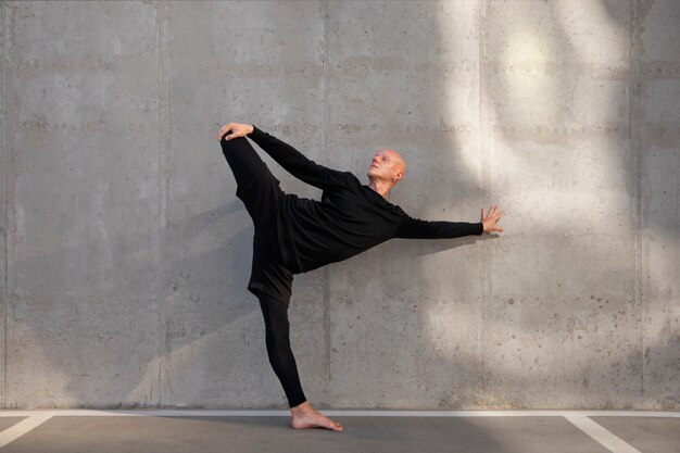 Ballerino che fa arte performativa elegante