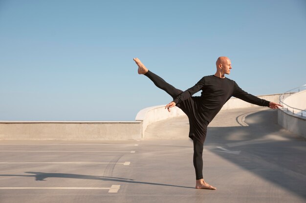 Ballerino che fa arte performativa elegante