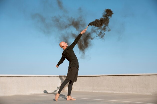 Ballerino che fa arte performativa elegante