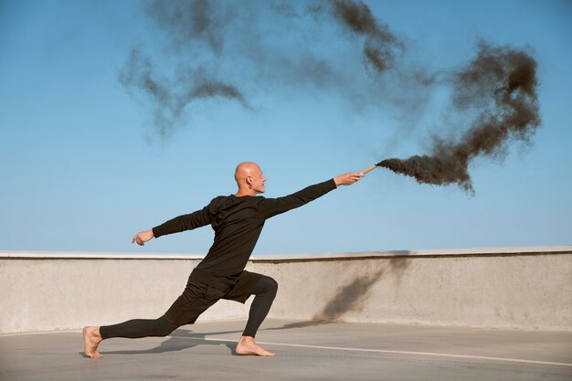 Ballerino che fa arte performativa elegante