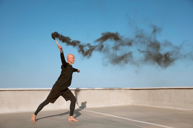 Ballerino che fa arte performativa elegante