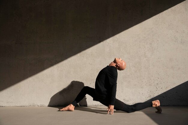 Ballerino che fa arte performativa elegante