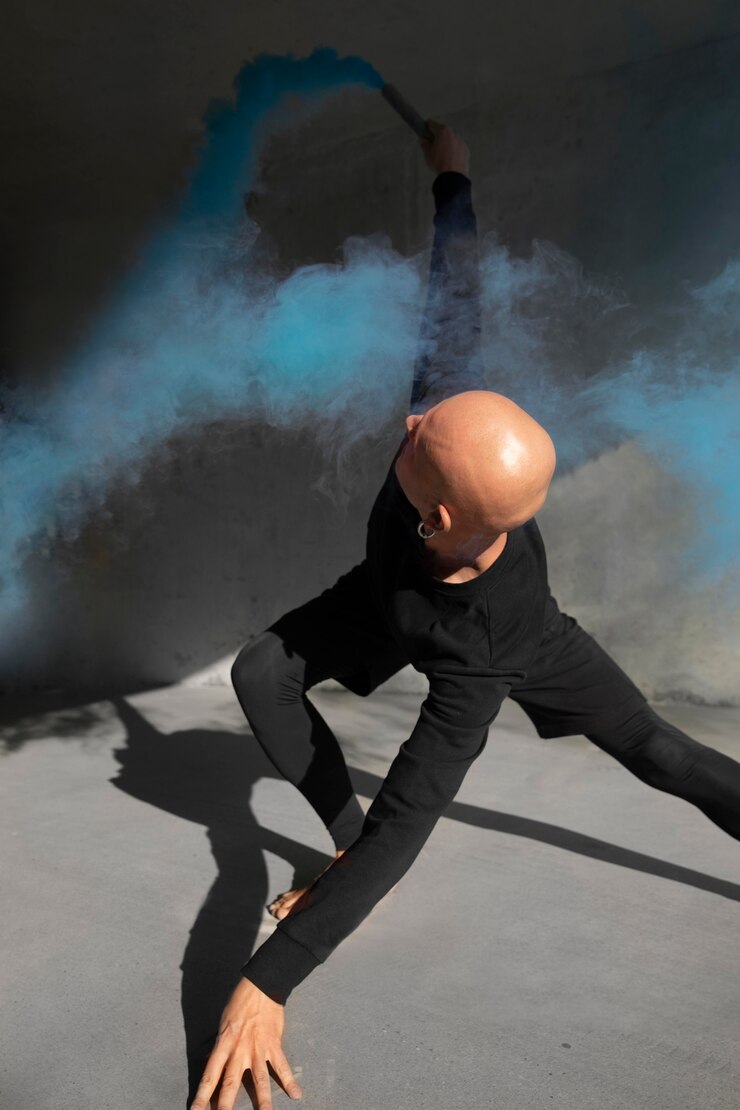 Foto gratuito ballerino che fa arte performativa elegante