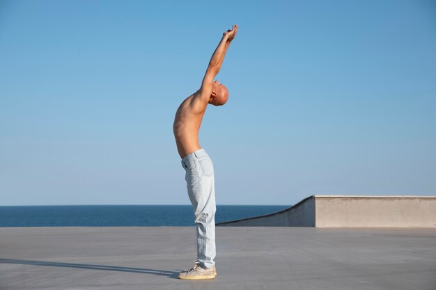 Ballerino che fa arte performativa elegante