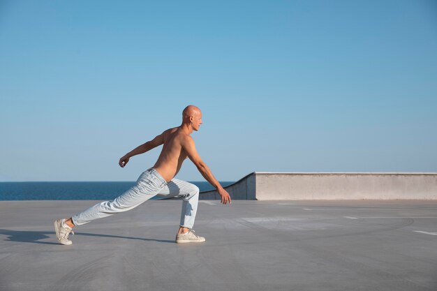 Ballerino che fa arte performativa elegante