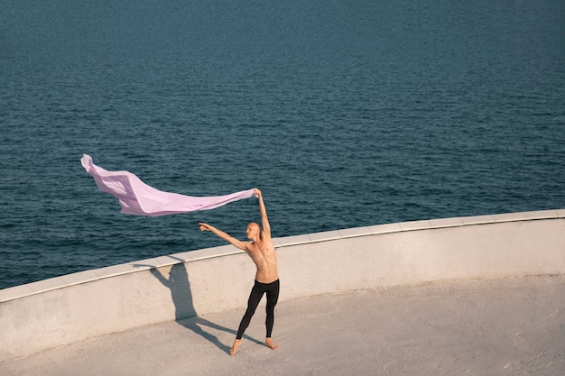 Ballerino che fa arte performativa elegante