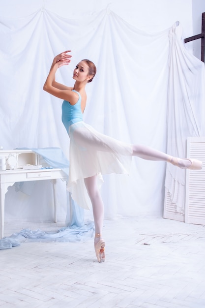 Ballerino di balletto professionista che posa sul bianco