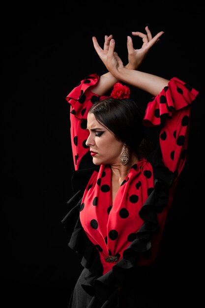 Ballerino di flamenca del primo piano che solleva le mani