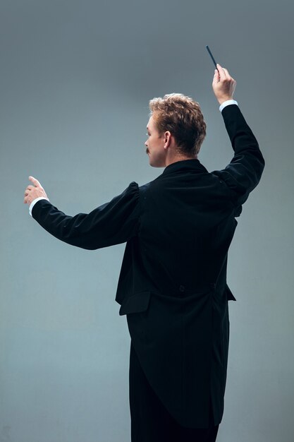 Ballerino di sala da ballo contemporanea isolato sulla parete grigia dello studio