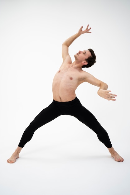 Ballerino di talento a tutto campo che si esibisce in studio