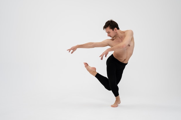 Ballerino di talento a tutto campo in studio